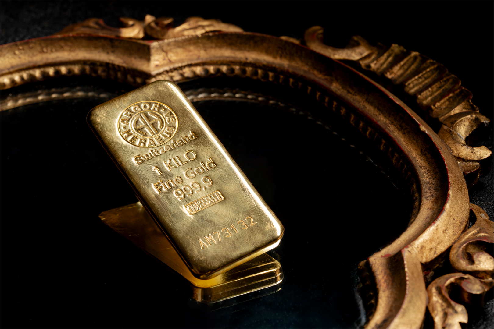 lingotto d'oro posizionato sopra a uno specchio